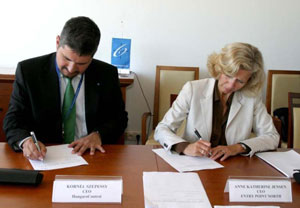 The signing of the agreement. From left Kornél Szepessy, CEO of HungaroControl and Anne Kathrine Jensen, Managing Director of Entry Point North