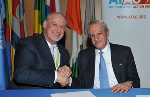 ICAO Council President Roberto Kobeh González (right) and ATAG Executive Director Paul Steele (left)