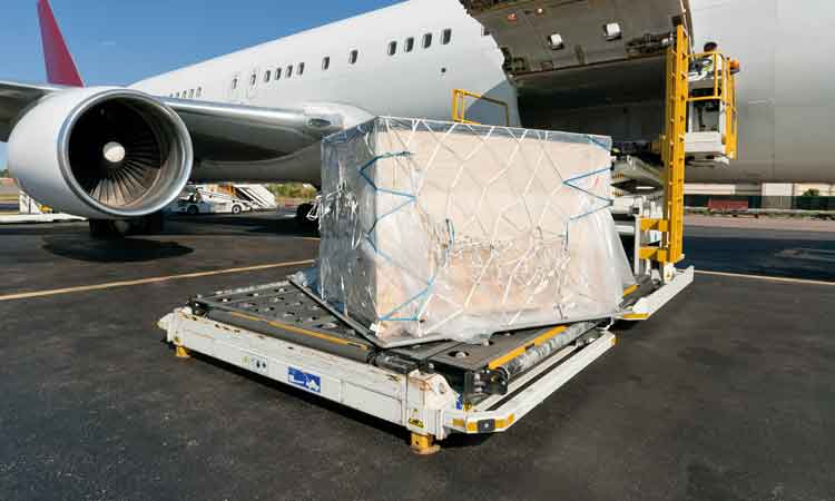 aeroplane cargo unloading
