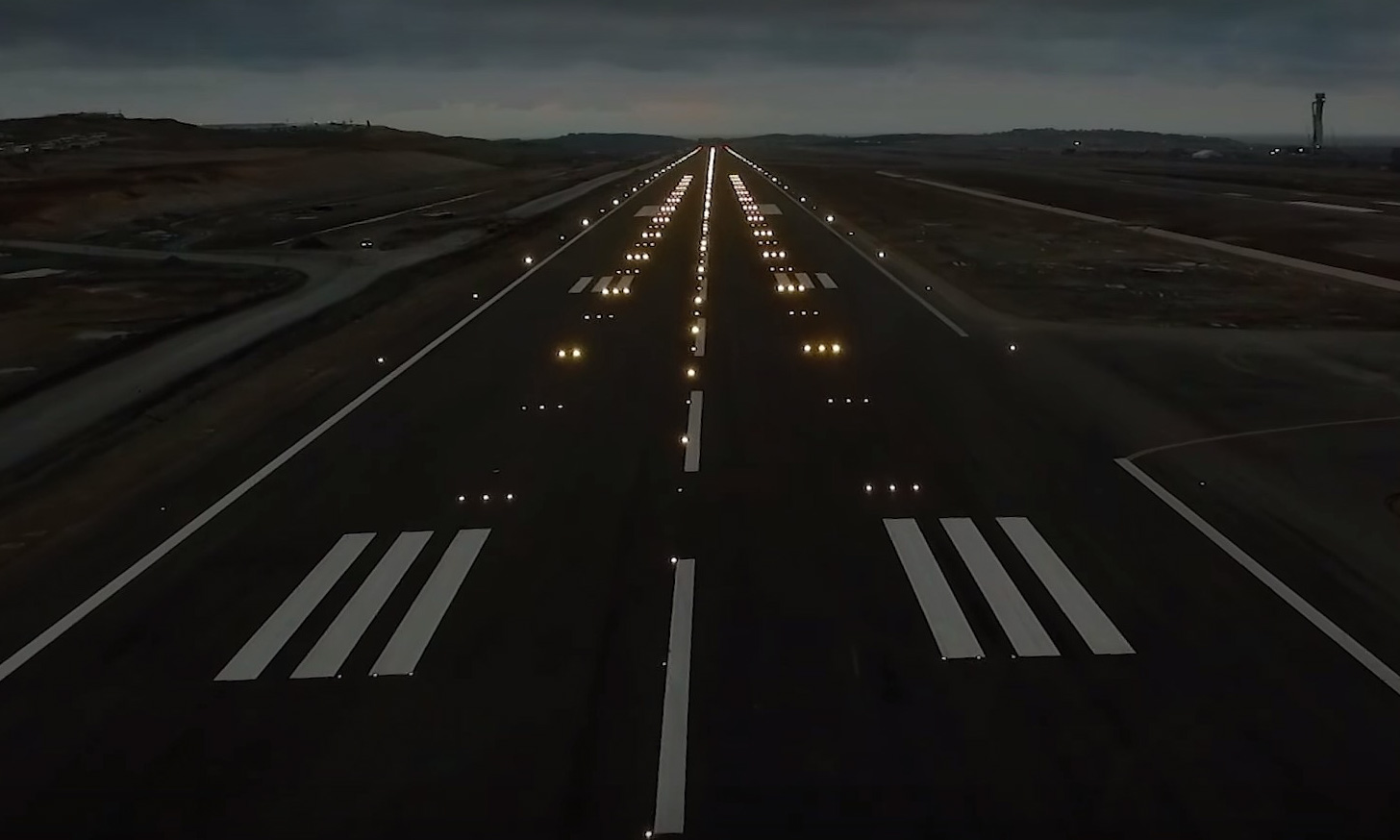 hurtig skovl selv WITH VIDEO: Runway lights blink on at upcoming megahub