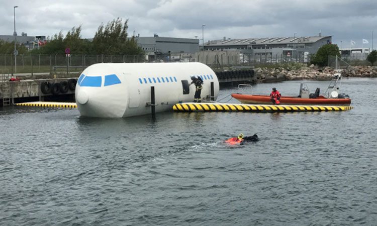 Op kanal jurist Aircraft water rescue training at Copenhagen Airport