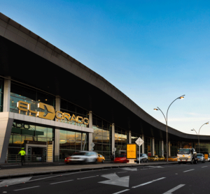 This article explores how airports in Latin America are responding to this challenge, highlighting practical strategies and real-world experiences from El Dorado International Airport in Colombia, the Galápagos Ecological Airport (ECOGAL), Lima Airport and Brazil’s Salvador Bahia. Together, these cases illustrate how airports of different scales and contexts are turning climate commitments into concrete, measurable action.