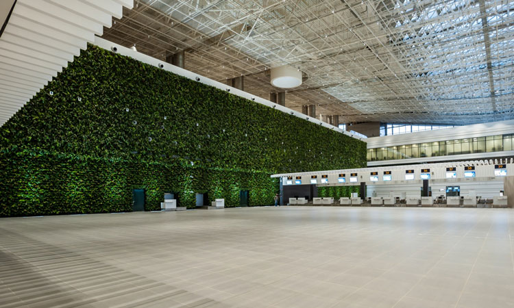 The airport contains Europe’s largest green wall