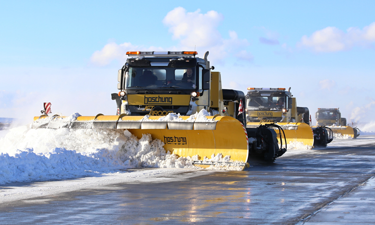 Against the clock: Removing snow from the runway within half an hour